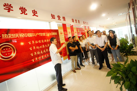 参观党建长廊  汲取奋进力量